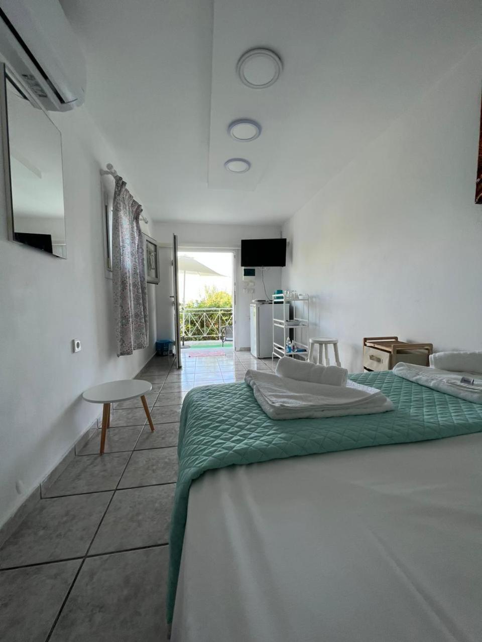 Aronis Spyros Panoramic Seaview Apartments Longos  Room photo